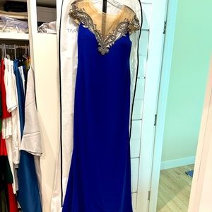 Party dress with a short tale; very elegant style.